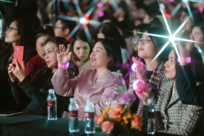 Hàng nghìn khán giả bật flash và hoà giọng cùng các ca sĩ