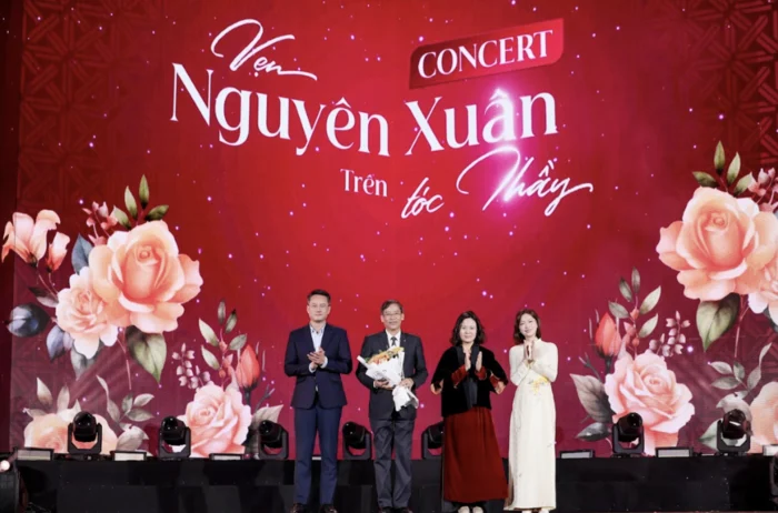 Đại diện ban tổ chức tặng hoa tri ân cho các thầy cô giáo