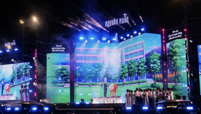 Sân khấu đêm nhạc tái hiện hình ảnh thầy giáo đánh trống trường