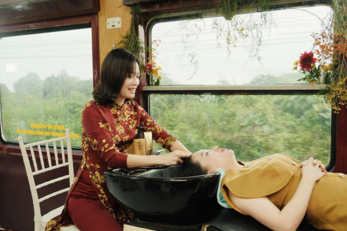 Ths. Ds Lê Phương Dung lần đầu được trải nghiệm Tiệm tóc thanh xuân trên tàu Thống Nhất